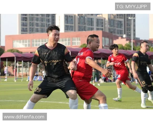 足球明星在公共场合的风采与魅力如何影响粉丝和社会的互动与反响