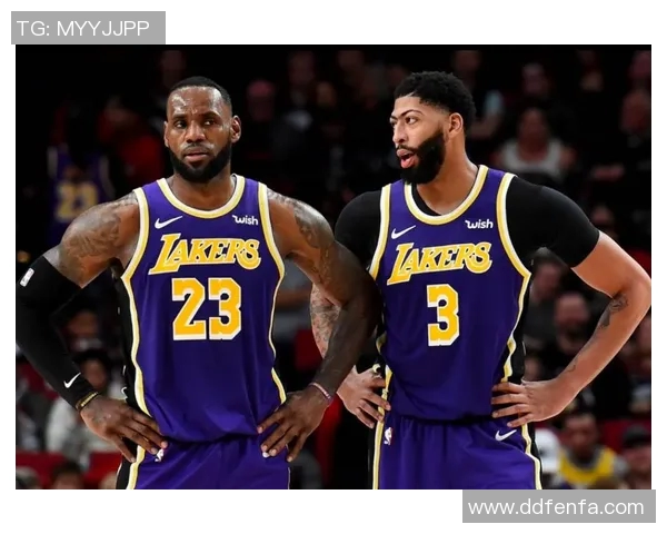 身高193的篮球明星与众多球员同框合影展现篮球魅力与团队精神